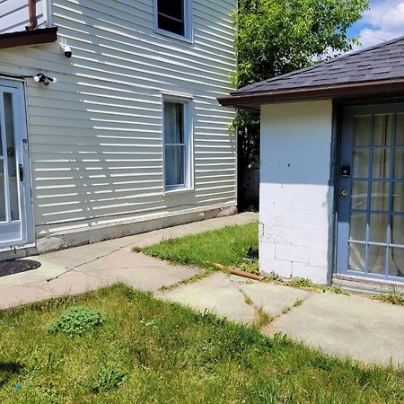 Cozy Downtown Two Bedrooms Free Parking Кингстън Екстериор снимка